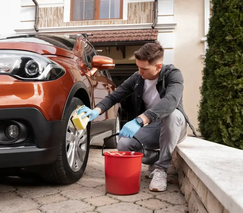 Lavage auto à domicile Pallud : professionnel intervenant sur un véhicule